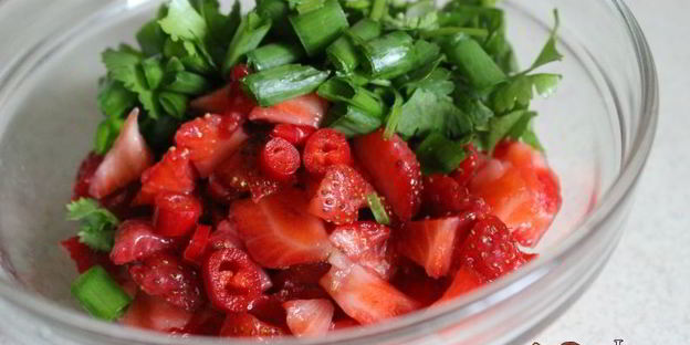 острая клубничная сальса