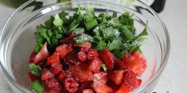 острая клубничная сальса