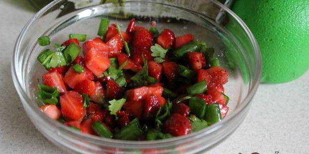 острая клубничная сальса