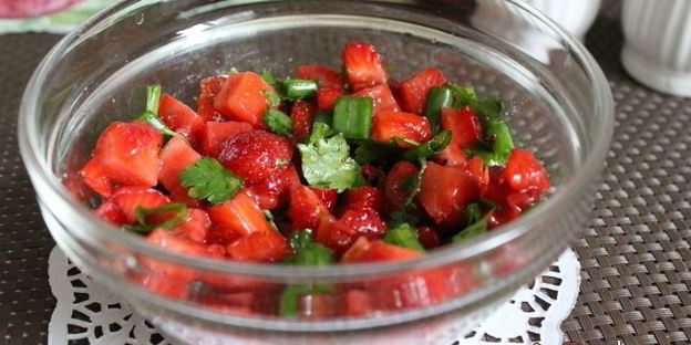 острая клубничная сальса