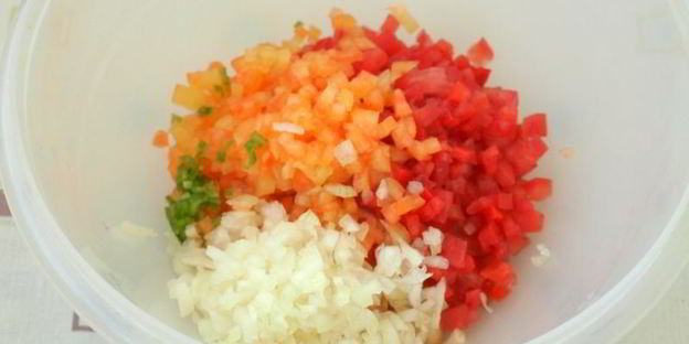 овощная сальса с персиками