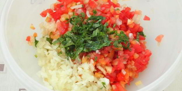 овощная сальса с персиками