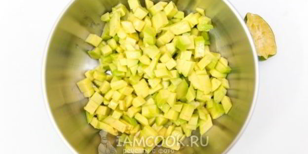 сальса из авокадо с помидорами