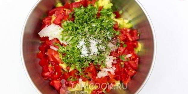 сальса из авокадо с помидорами