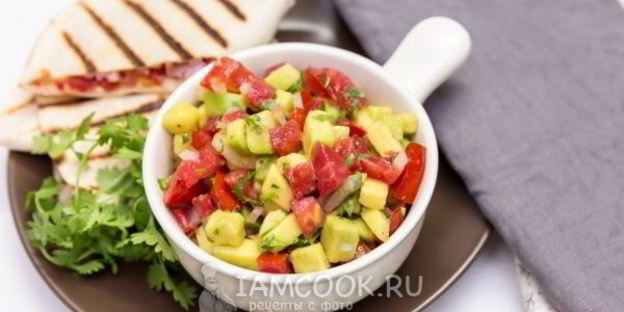 сальса из авокадо с помидорами