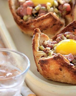 Стейк тартар с перепелиным яйцом в корзиночках из тостов