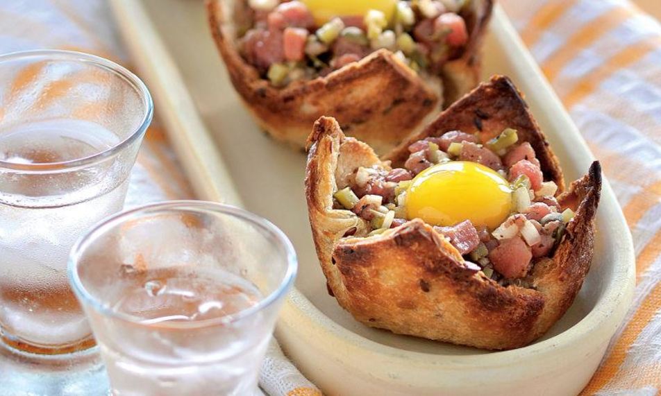 Рецепт стейка тартар с перепелиным яйцом в корзиночках из тостов