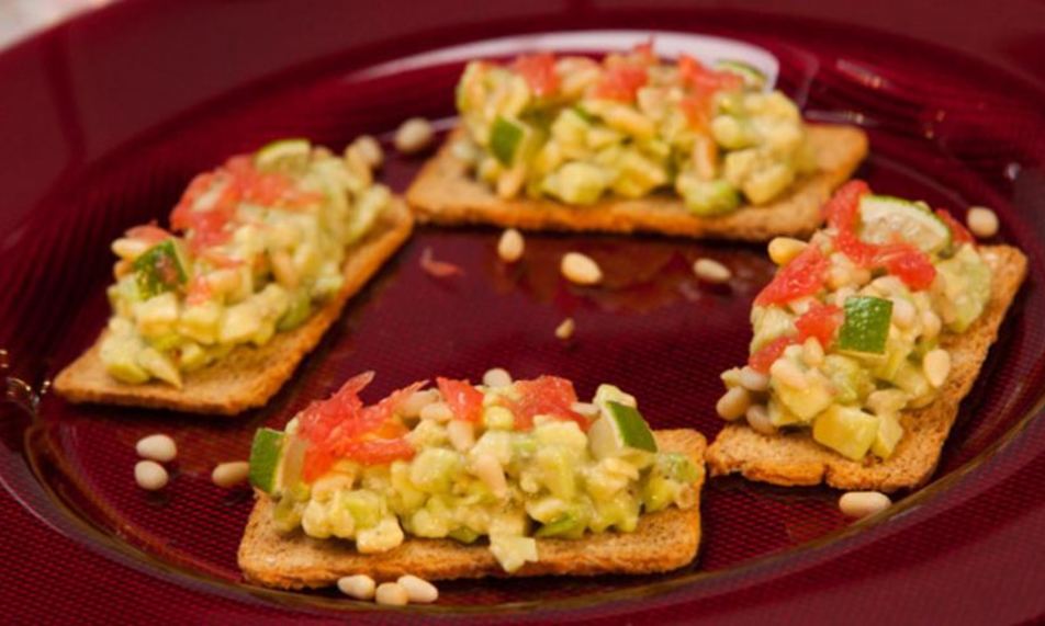 Рецепт тартара из авокадо с кедровыми орехами