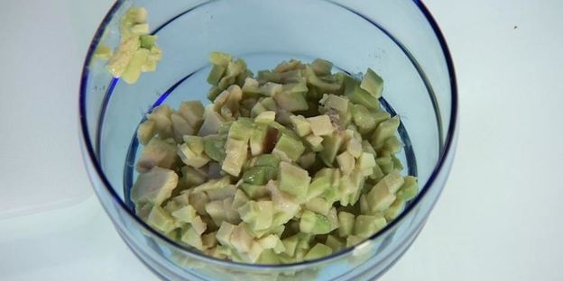 тартар из авокадо с кедровыми орехами