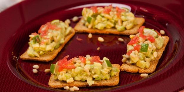 тартар из авокадо с кедровыми орехами