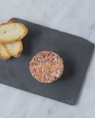 Тартар из Чоризо с сыром и томатами