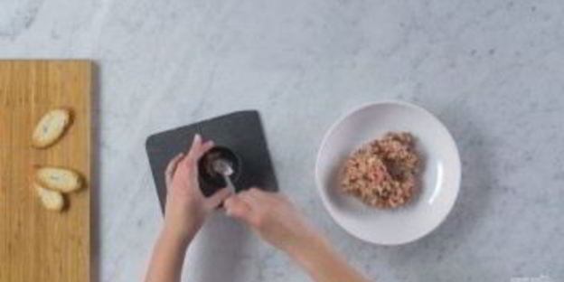 тартар из чоризо с сыром и томатами