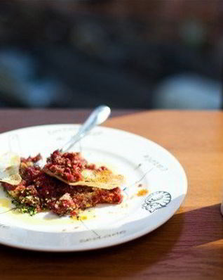 Тартар из филе молодого бычка с овощами и дижонской горчицей