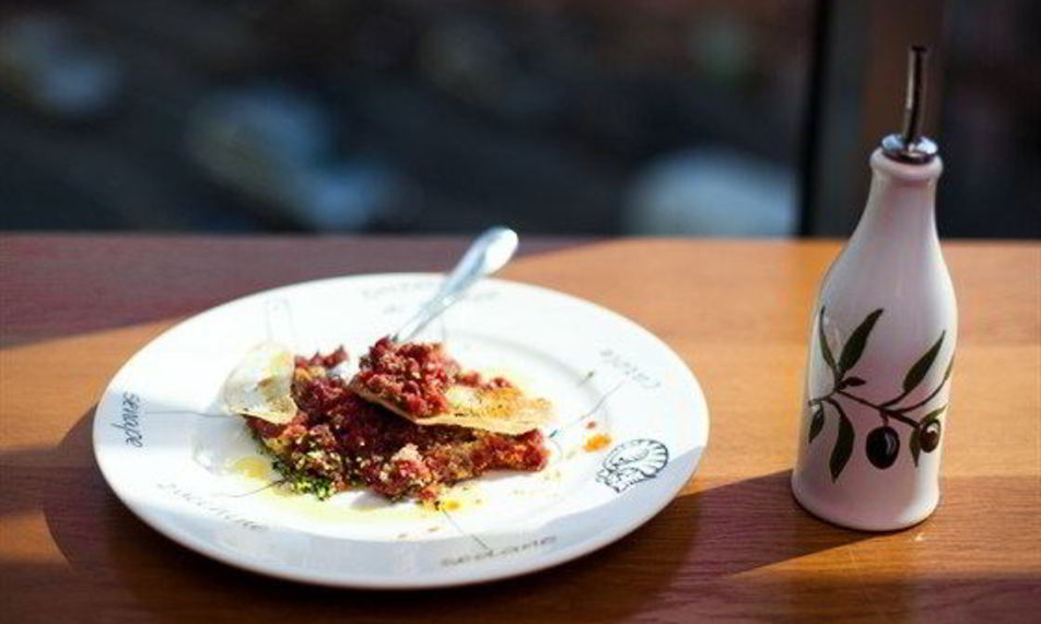 Рецепт тартара из филе молодого бычка с овощами и дижонской горчицей