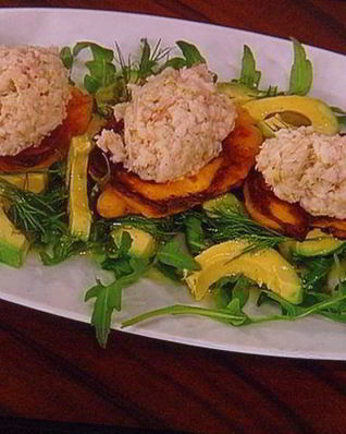 Тартар из форели на блинчиках из батата, авокадо-рукола салат