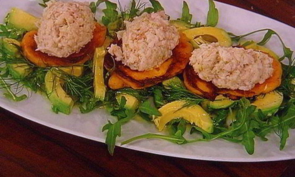 Рецепт тартара из форели на блинчиках из батата, авокадо-рукола салат