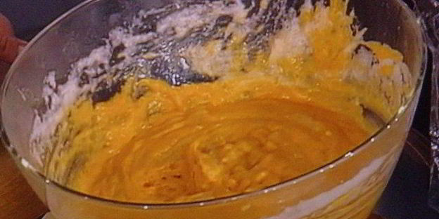 тартар из форели на блинчиках из батата, авокадо-рукола салат