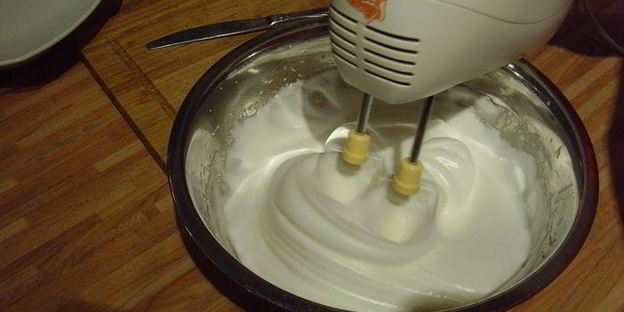 тартар из форели на блинчиках из батата, авокадо-рукола салат