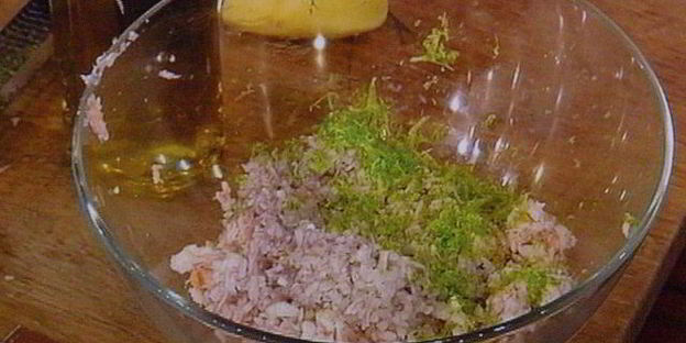 тартар из форели на блинчиках из батата, авокадо-рукола салат