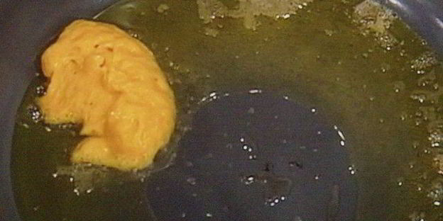 тартар из форели на блинчиках из батата, авокадо-рукола салат