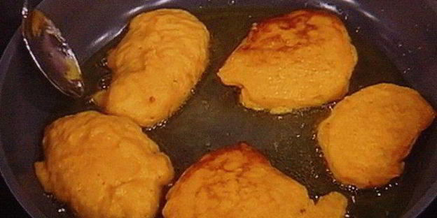 тартар из форели на блинчиках из батата, авокадо-рукола салат