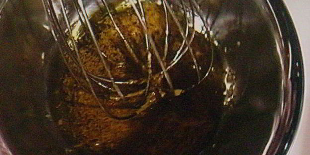 тартар из форели на блинчиках из батата, авокадо-рукола салат