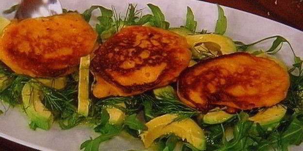 тартар из форели на блинчиках из батата, авокадо-рукола салат