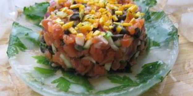 тартар из форели в ледяном хрустале