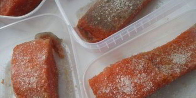 тартар из форели в ледяном хрустале