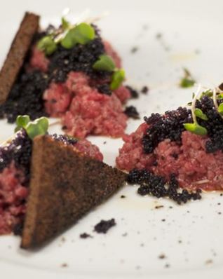 Тартар из говядины с икрой палтуса