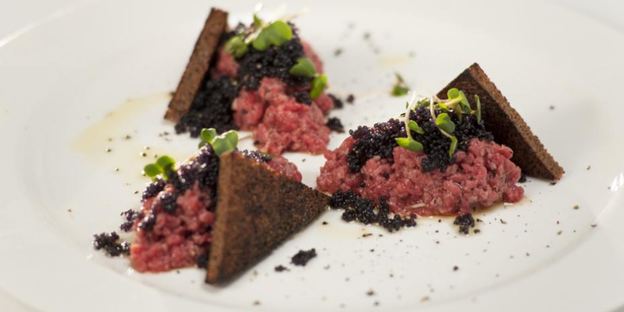 тартар из говядины с икрой палтуса