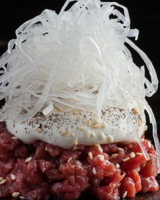 Тартар из говядины с таледжио и дайконом