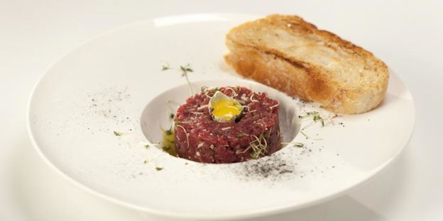 тартар из говядины с трюфельным маслом