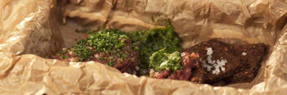 Тартар из говядины с зеленой пастой