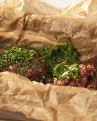 Тартар из говядины с зеленой пастой