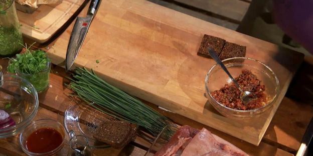 тартар из говядины с зеленой пастой