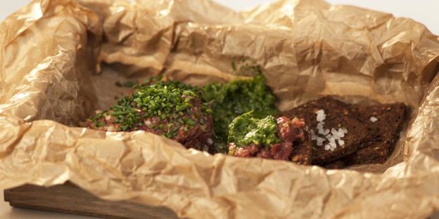 тартар из говядины с зеленой пастой