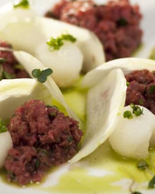 Тартар из говядины со свежей дыней