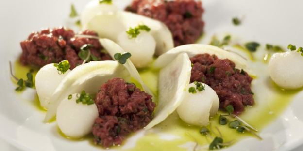 тартар из говядины со свежей дыней