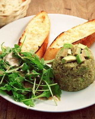 Тартар из киноа с авокадо