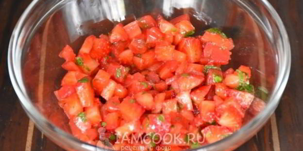 тартар из клубники и помидоров