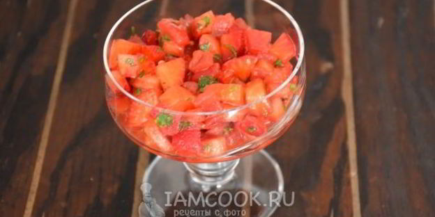 тартар из клубники и помидоров