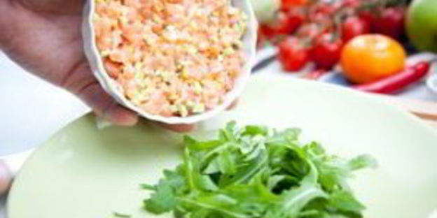 тартар из лосося с авокадо