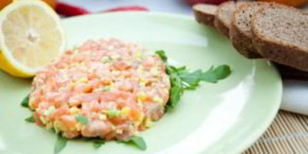 тартар из лосося с авокадо