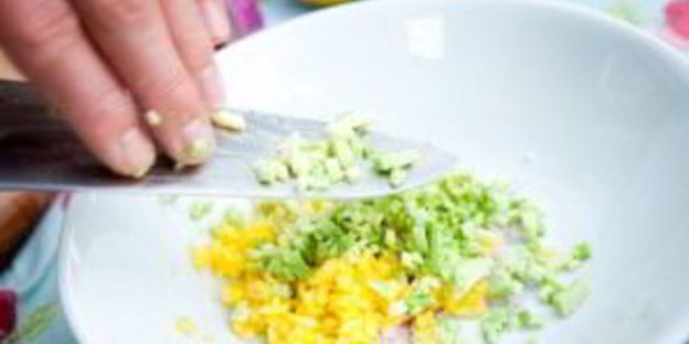 тартар из лосося с авокадо