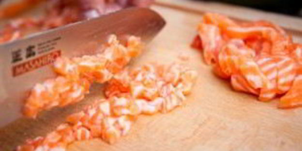 тартар из лосося с авокадо