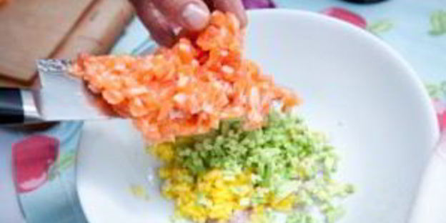 тартар из лосося с авокадо