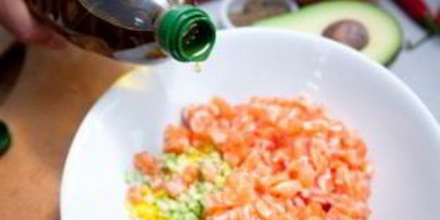 тартар из лосося с авокадо