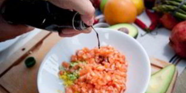 тартар из лосося с авокадо