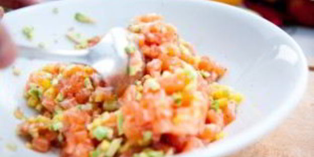 тартар из лосося с авокадо